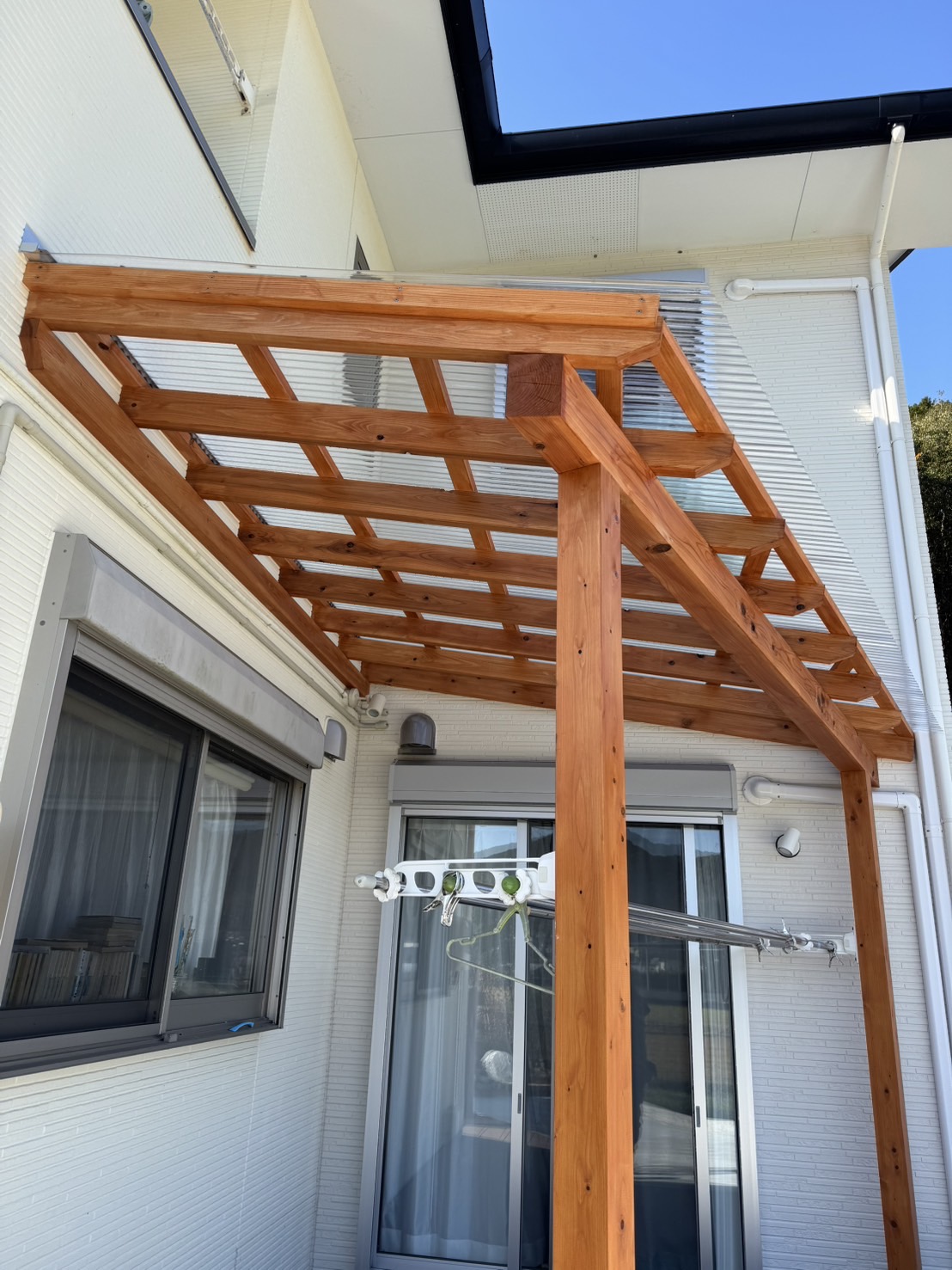 洗濯物干し場の屋根工事をしました。